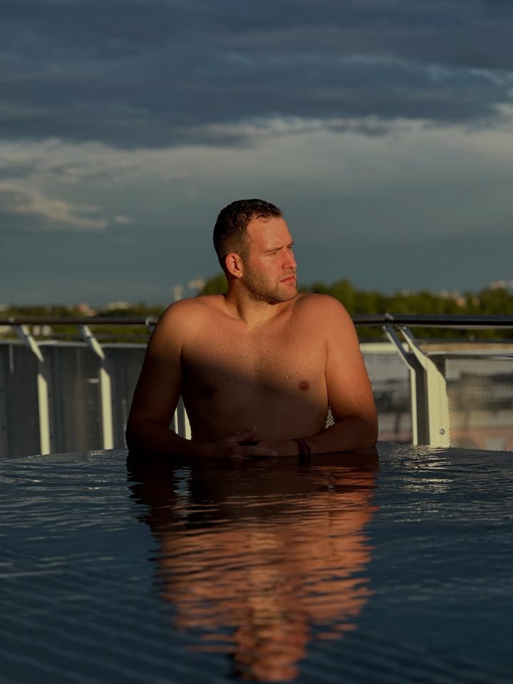 Robi in una piscina a sfioro al tramonto: la prima foto del suo post Instagram del 2 luglio 2026