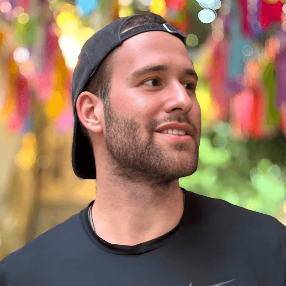 Robi Belotti, sorridente, con il cappellino girato all'indietro