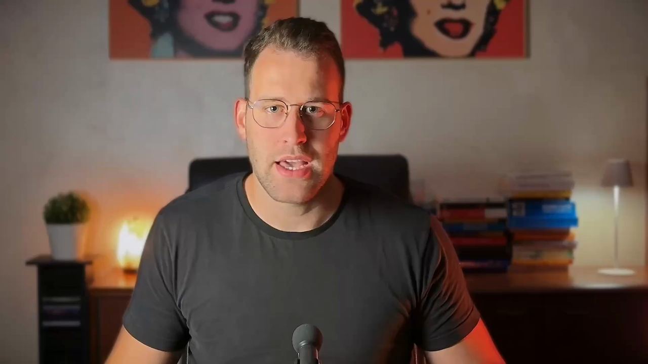 Robi davanti alla telecamera, nella sua stanza, all'inizio del video del training